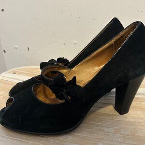 Gorgeous Sofft suede open toe 3" heels!